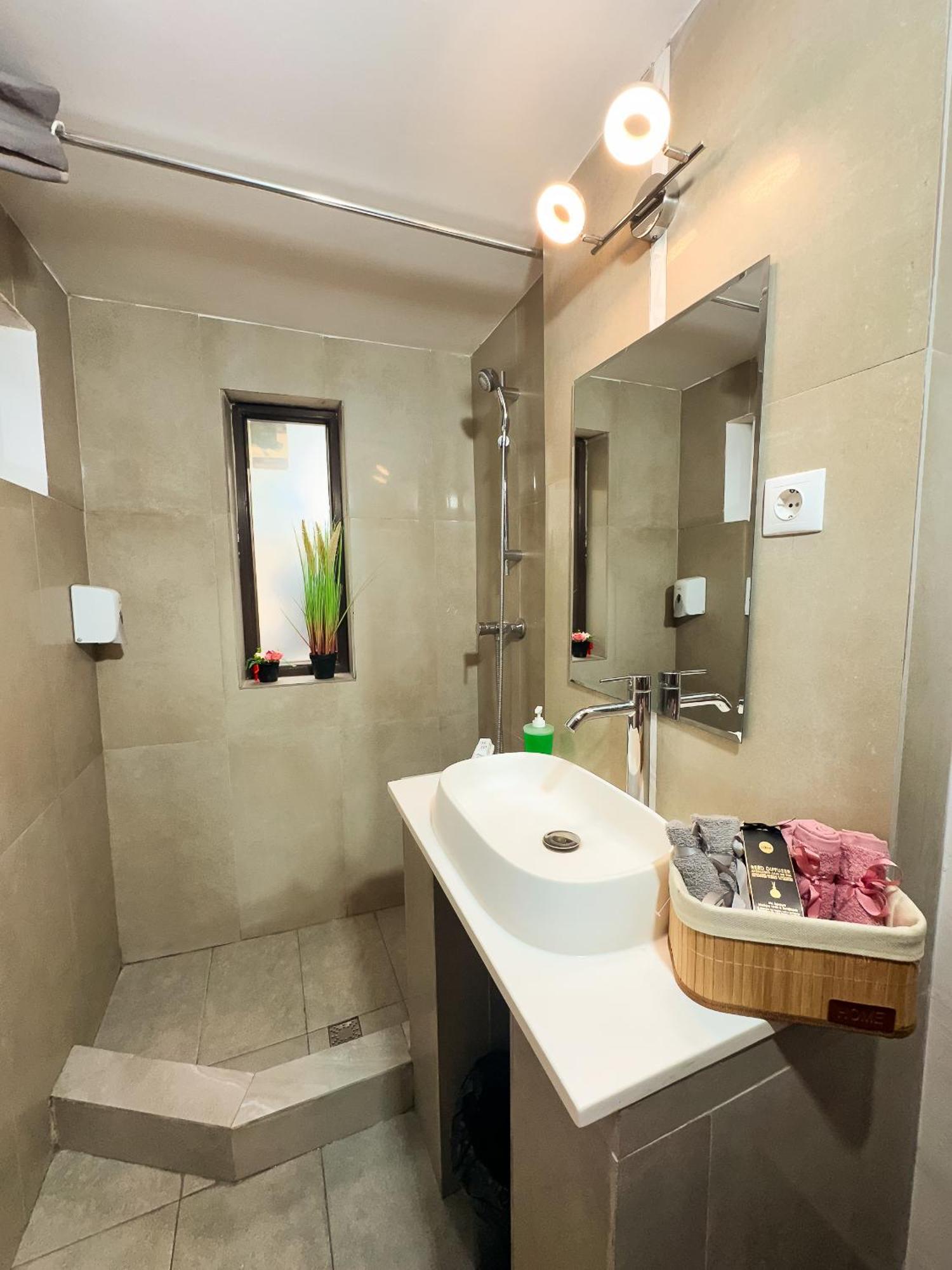 Venus Central Lux Studio ไกรโอวา ภายนอก รูปภาพ